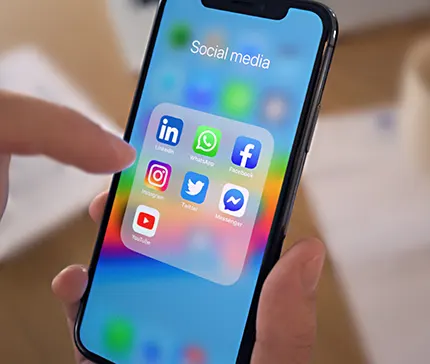 Gere les reseaux sociaux et la communaute en ligne d-une marque