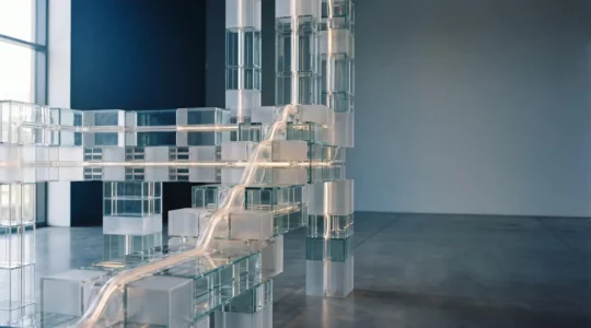 Architecture de code web structurée et conforme protégeant un système informatique d'entreprise de l'obsolescence technologique