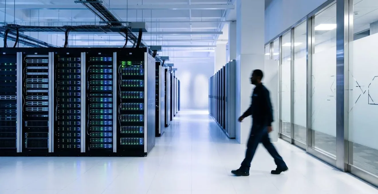 Infrastructure serveur optimisée avec politique de mise en cache agressive pour des temps de réponse sous 500 millisecondes