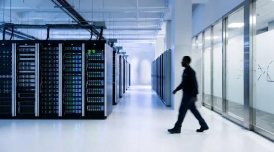 Infrastructure serveur optimisée avec politique de mise en cache agressive pour des temps de réponse sous 500 millisecondes